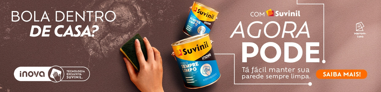 Sujeira de bola de futebol sendo removida facilmente de parede pintada com Suvinil Fosco Sempre Limpo