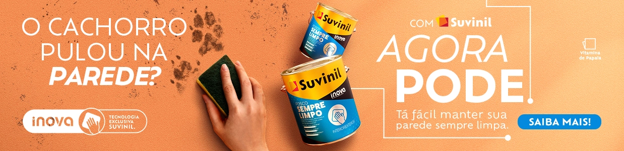 Sujeira de pata de cachorro sendo removida facilmente de parede pintada com Suvinil Fosco Sempre Limpo