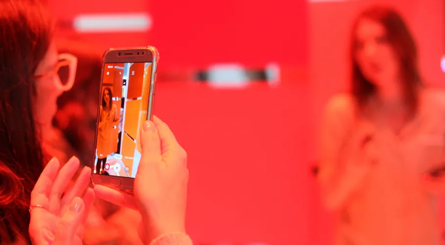 mulher mostrando diferentes tons de cores suvinil Mulher mostrando os diferentes tons de cores da Suvinil.