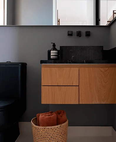 banheiro pintado com suvinil nanquim Parede de banheiro pintada com cor Suvinil Nanquim.