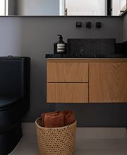 banheiro pintado com suvinil nanquim Parede de banheiro pintada com cor Suvinil Nanquim.