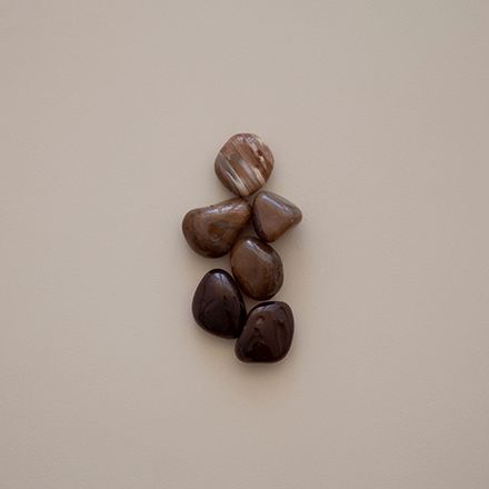 pedras fotografadas em flat lay sobre parede pintada Pedras fotografadas com técnica flat lay sobre parede pintada com tons suaves Suvinil.