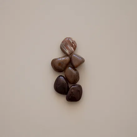 pedras fotografadas em flat lay sobre parede pintada Pedras fotografadas com técnica flat lay sobre parede pintada com tons suaves Suvinil.