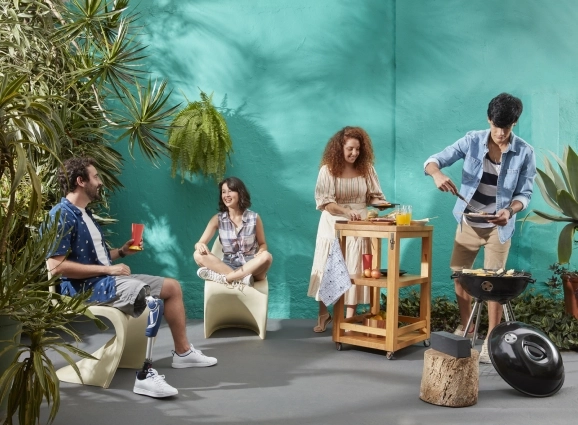 grupo confraternizando Grupo de pessoas confraternizando em um churrasco no pátio de casa