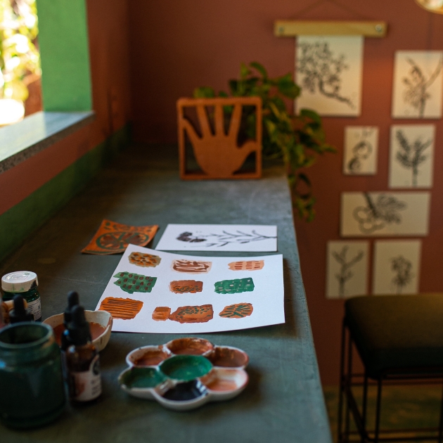 bancada artes tintas tons paletas cerrado Bancada com diversas artes e tintas com paleta de cores do Cerrado.