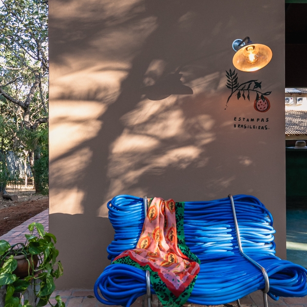 banco construido com fios eletrico azul Banco construido com fios elétrico ao lado de uma planta