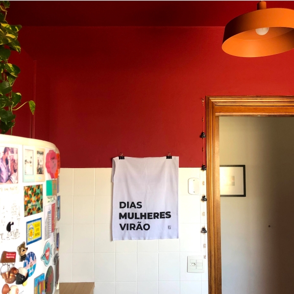 cores amazonia cozinha dias mulheres virao Cozinha com paleta de cores da Amazônia. Destaque para toalha com a frase "Dias mulheres virão".