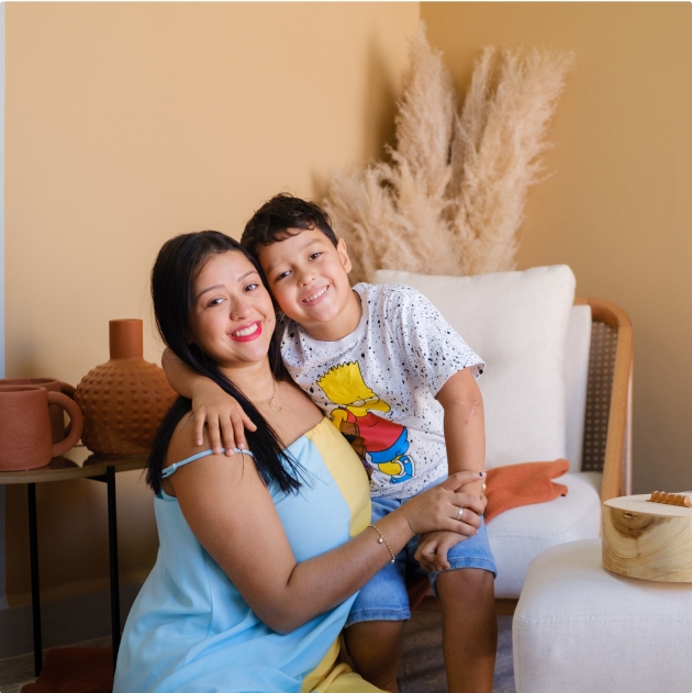 mae filho ambiente paleta cores pantanal Mãe e filho em um ambiente com paleta de cores do Pantanal.