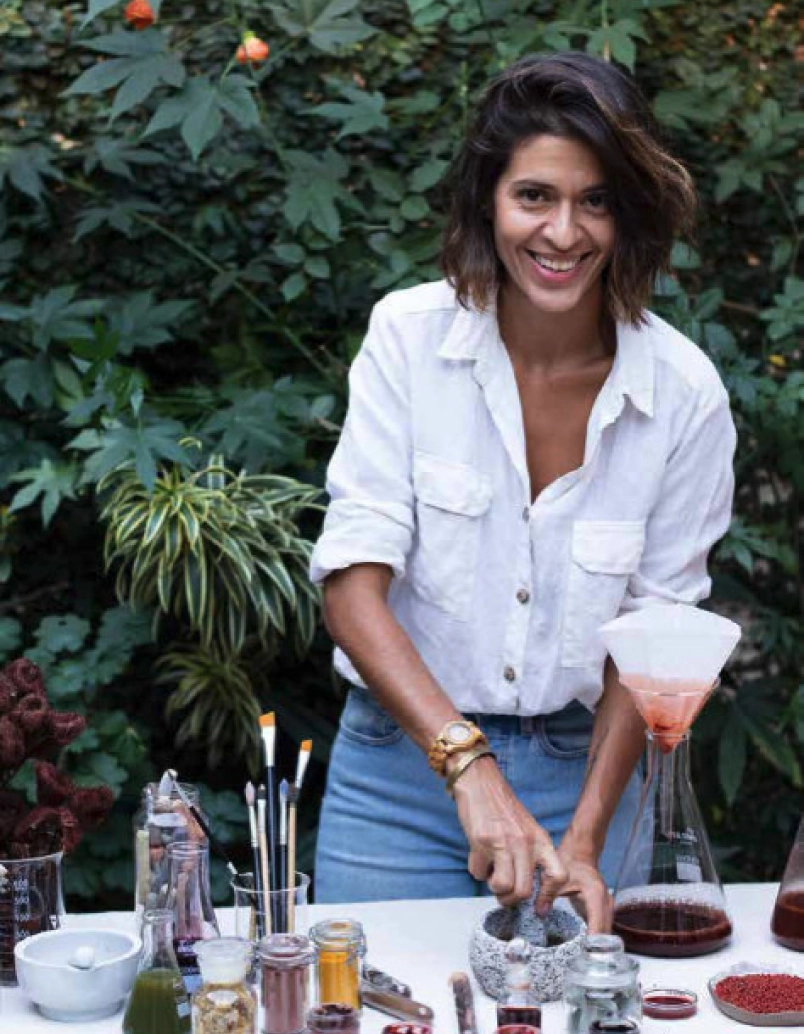 maibe maroccolo atelie mattricaria plantas tintorias Maibe Maroccolo, criadora do ateliê Mattricaria, manipulando plantas tintórias.