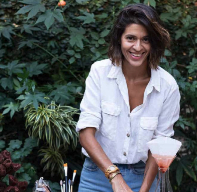 maibe maroccolo atelie mattricaria plantas tintorias Maibe Maroccolo, criadora do ateliê Mattricaria, manipulando plantas tintórias.