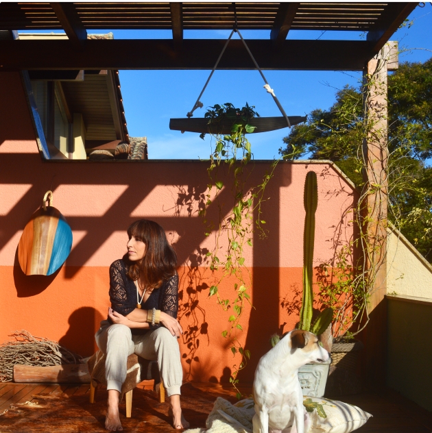 mulher e cachorro ambiente externo paleta cores pampa Mulher e um cão em um ambiente externo com a paleta de cores Pampa.