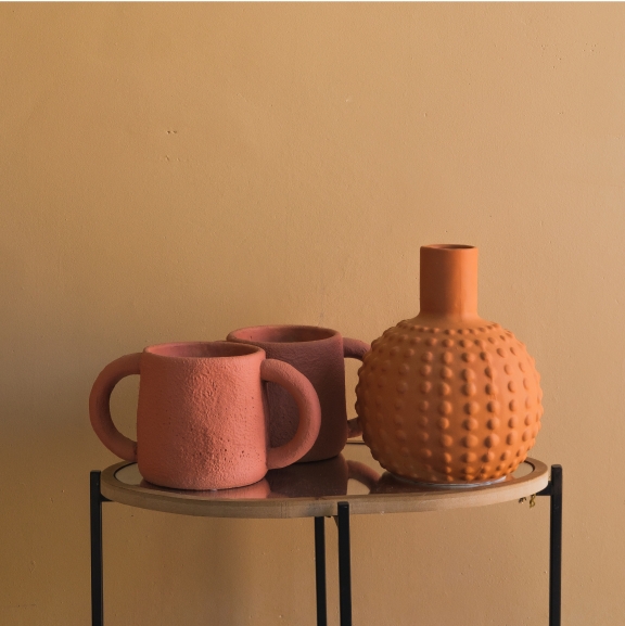 parede vasos tons paleta cores pantanal Parede e vasos com tons da paleta de cores do Pantanal.