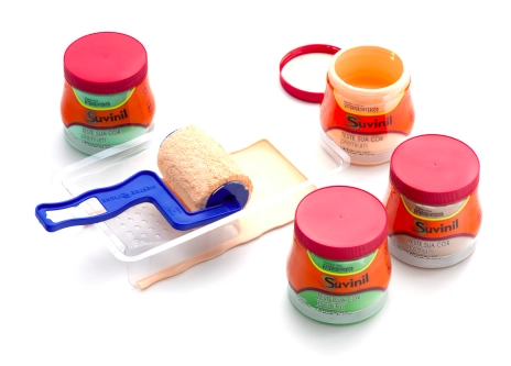 bandeja rolo embalagens suvinil color test Bandeja e rolo de pintura no meio de embalagens do Suvinil Color Test (hoje Suvinil Teste Sua Cor).