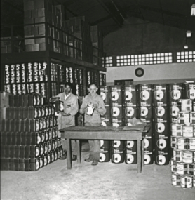 colaboradores fabrica suvinil anos 60 Colaboradores trabalhando em uma fábrica da Suvinil nos anos 60.