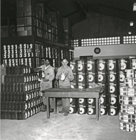 colaboradores fabrica suvinil anos 60 Colaboradores trabalhando em uma fábrica da Suvinil nos anos 60.