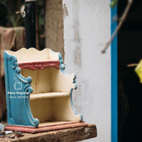 artesanato tirandentes azul infinito Peça de artesanato sobre uma mesa e pintada com a tinta Azul Infinito da Suvinil.