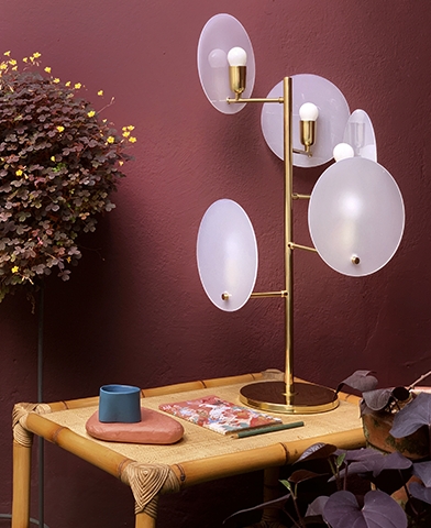 cor suvinil vinho tinto Ambiente elegante pintado num tom vermelho chamado Vinho Tinto, mostrando uma luminária de design moderno e dourado, contrastando com a parede ao fundo