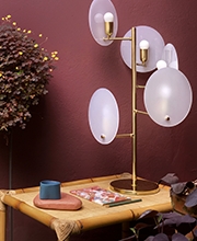 cor suvinil vinho tinto Ambiente elegante pintado num tom vermelho chamado Vinho Tinto, mostrando uma luminária de design moderno e dourado, contrastando com a parede ao fundo